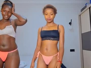 Screenshot from _petitekitty webcams