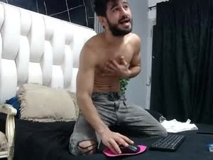 Screenshot from aaron_jones_1 webcams