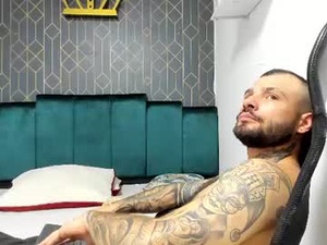 Screenshot from adam_donovan webcams