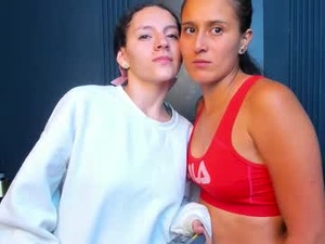 Screenshot from aliceandsia webcams