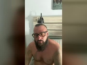 Screenshot from alphareign85 webcams