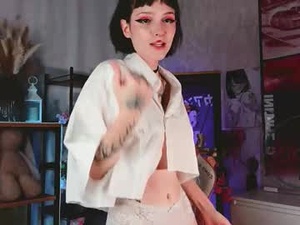 Screenshot from altushka_ webcams