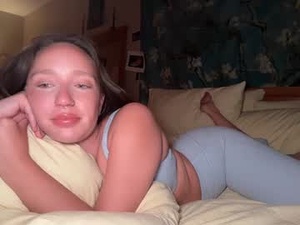 Screenshot from ameliagrace8 webcams