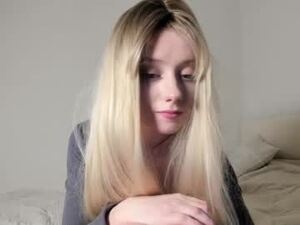 Screenshot from amy1_1 webcams