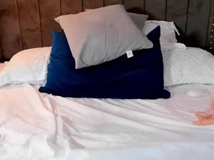 Screenshot from ariadelune7 webcams