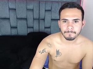 Screenshot from arontrey21_ webcams