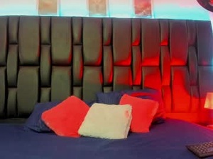 Screenshot from baby_rousse_ webcams