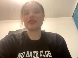 Screenshot from babymeow17 webcams