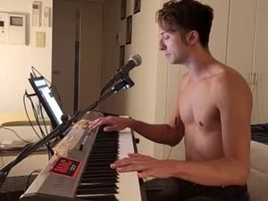 Screenshot from barebritpianist webcams