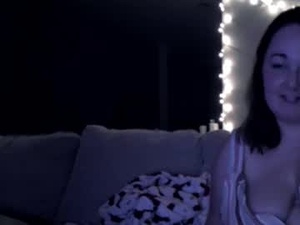 Screenshot from beeizzy15 webcams