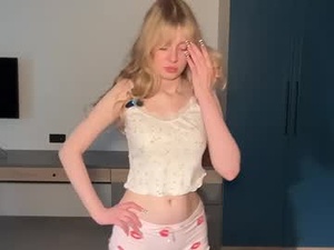 Screenshot from bitehoneyicy webcams