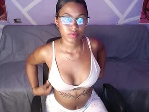 Screenshot from black_scarlet_ webcams