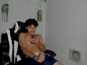 Screenshot from boy_king28 webcams