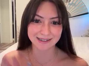 Screenshot from busy_bee69 webcams