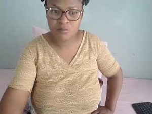 Screenshot from candyyumsaerolaxx webcams