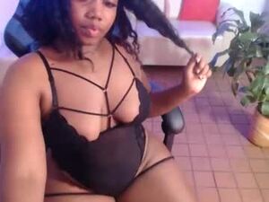 Screenshot from carolain_ebony03 webcams