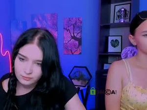 Screenshot from caroline_honeyy webcams