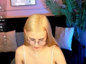 Screenshot from cassie_lawrence webcams
