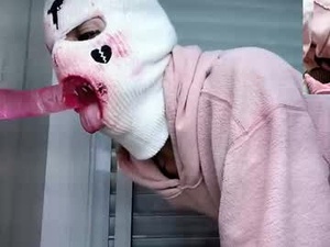 Screenshot from charliethroat webcams