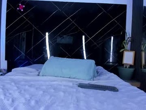 Screenshot from charlizee_23 webcams
