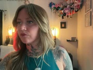 Screenshot from cherrybox00 webcams