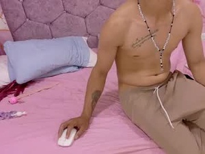 Screenshot from crimoncouple webcams