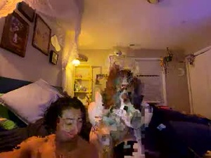 Screenshot from crimsoncherry2 webcams