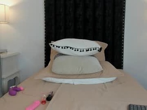 Screenshot from curly_luna_ webcams