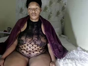 Screenshot from curvybae45 webcams