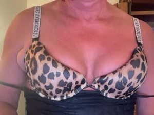 Screenshot from curvyrobyn webcams