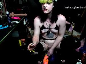 Screenshot from cybertrashbimboslxt webcams