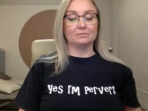 Screenshot from dom_mummy webcams