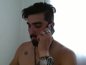 Screenshot from dylanhot10 webcams