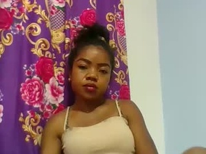 Screenshot from elinah630221 webcams