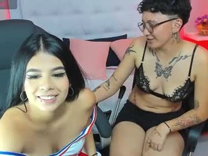 Screenshot from emahills__axelrose webcams