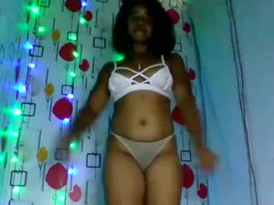 Screenshot from emilienne3112 webcams