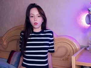 Screenshot from emillycutemurr_ webcams