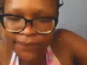 Screenshot from emziqui_20 webcams