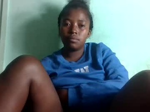 Screenshot from erica443080 webcams