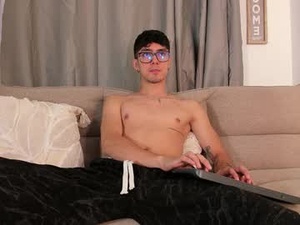 Screenshot from etham_wolf1 webcams