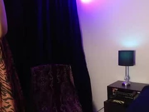 Screenshot from g_bella2025 webcams