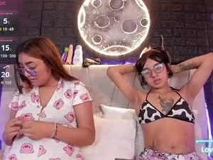 Screenshot from honey_lesbian_hott777 webcams
