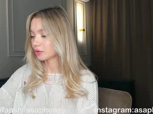 Screenshot from honeybae3 webcams