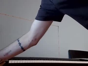 Screenshot from honeycock20 webcams