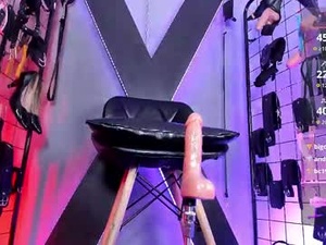 Screenshot from iris_cinthia_bdsm webcams