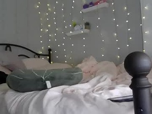 Screenshot from itscutiekali webcams
