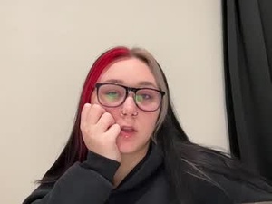 Screenshot from iveyjade33 webcams
