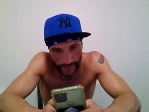 Screenshot from jayceekloudz33 webcams