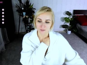 Screenshot from karinella_x webcams