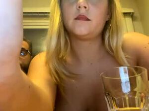 Screenshot from kingandqueen13x webcams